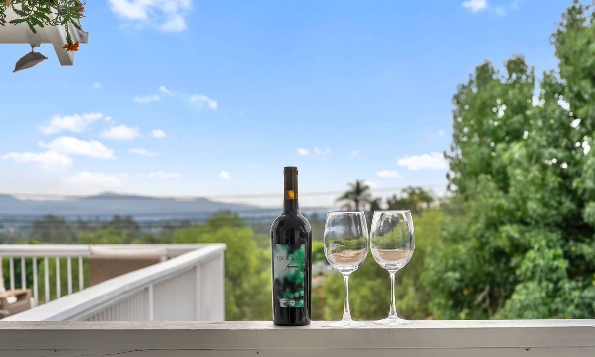 Fallbrook House | The Lookout King Bed! Min away from Wineries, Wedding, venues! Fresh eggs!