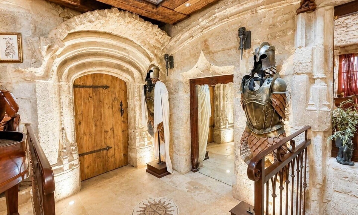 Caderousse House | The Lords’ Suite – Château Vieux d’Ancezune