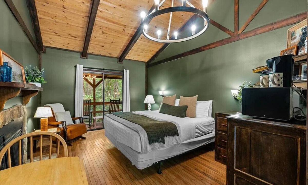 Sautee Nacoochee Bed & Breakfast | The Lost Compass - Suite #1 - Cozy Cabin Retreat