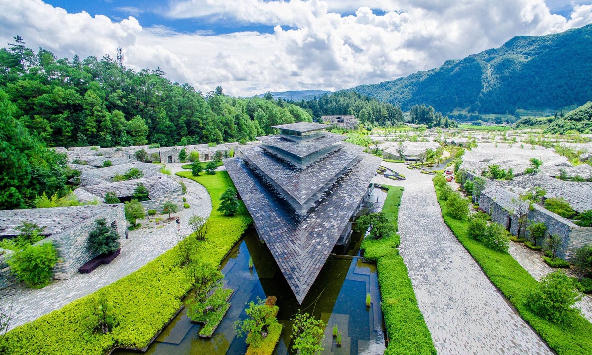 Longyang Hotel | The Lost Stone