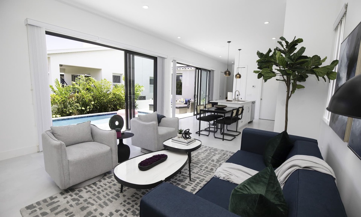 East Naples House | THE LOUNGE. Heated Pool! 10 Minutes to 5th Ave and Beach!