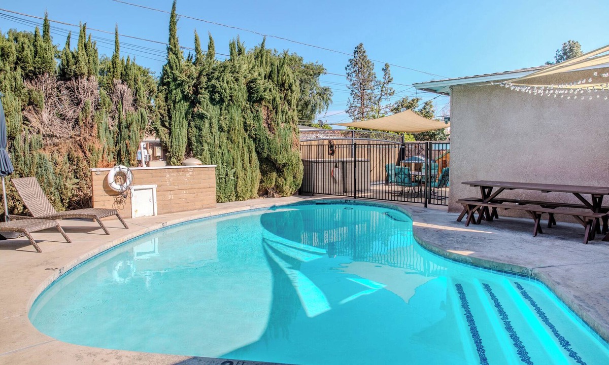 Anaheim Colony Historic District House | The Magic Forest House - 1mile to Disneyland family friendly House with a pool.