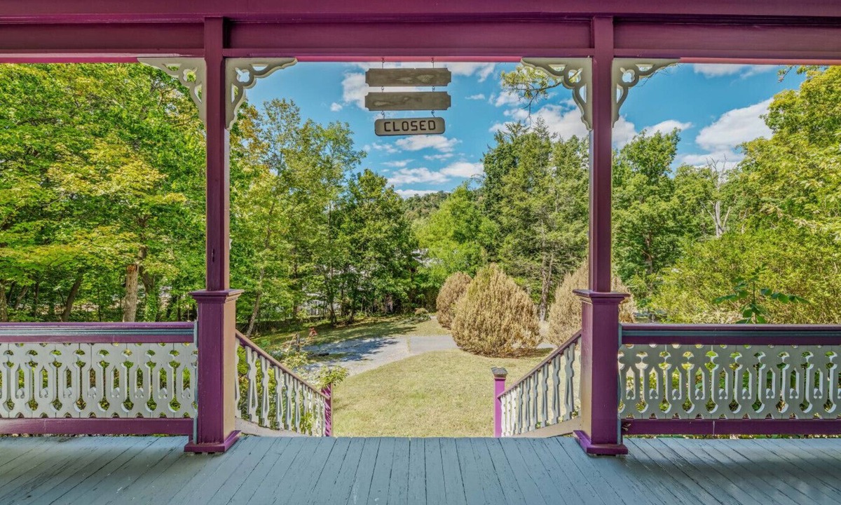 Berkeley Springs House | The Manor - historic mansion, covered porch, wifi, walk to everything, king bed