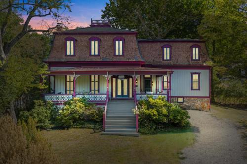 Berkeley Springs House | The Manor - Historic Mansion, Wifi, Covered Porch, Screen Porch, King Bed, Walk to Spas, Shops & Restaurants