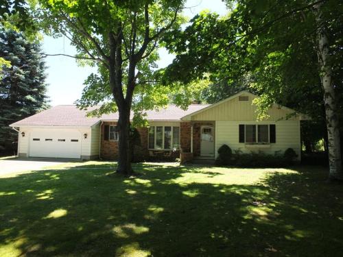 Frankfort House | The Maple Cottage - Walk to Beach & Lake Michigan