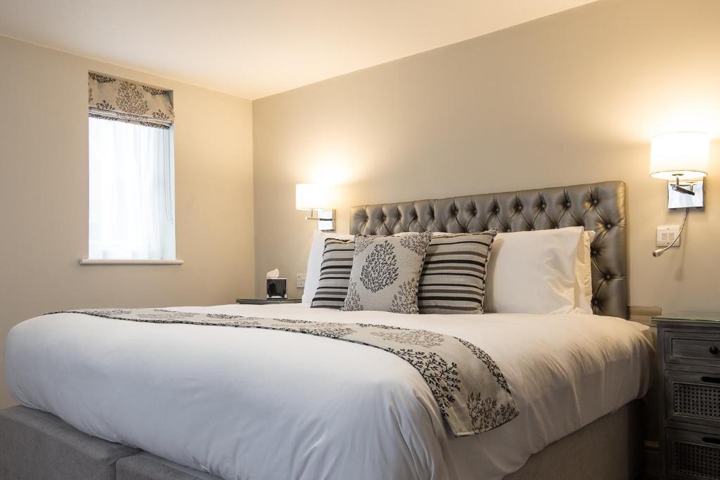 Crawley Hotel | The Maple Manor Hotel
