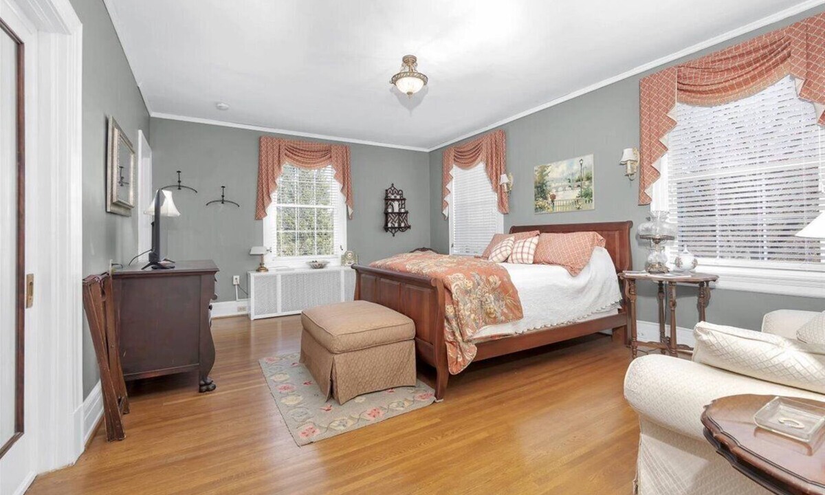 Roanoke House | The Maridor - "Iris" Historic home near lots of shops and restaurants