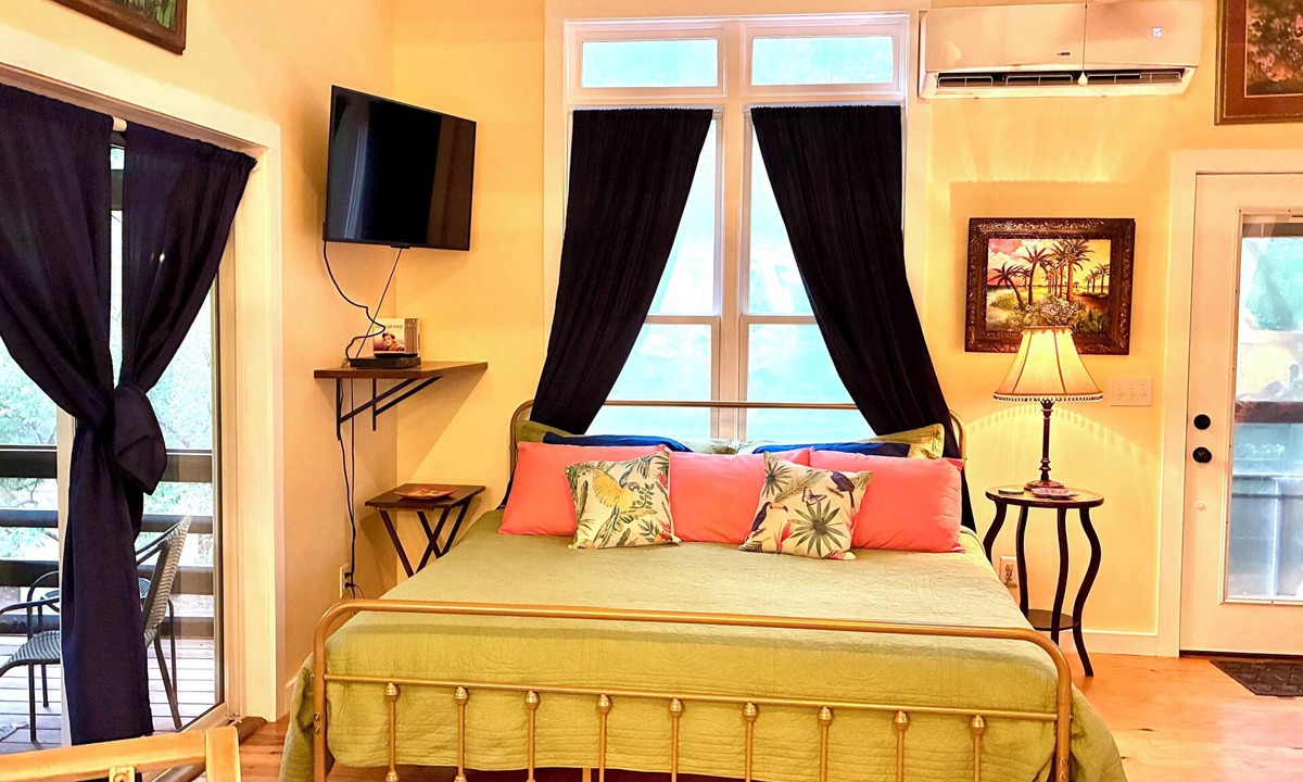 McClellanville Cottage | The Marsh Princess - Cozy, Artistic Studio Home in Historic McClellanville, SC