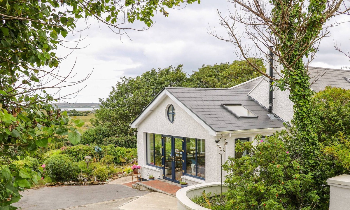 Maghery Cottage | THE MERMAID, pet friendly, with open fire in Dungloe, County Donegal