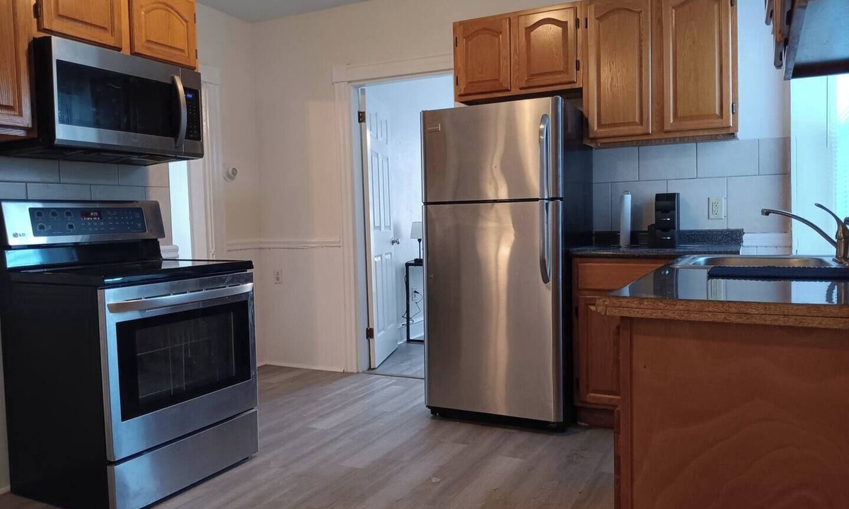 North Providence Apartment | The Middle flight Spacious 4-bedroom apartment with AC in North Providence