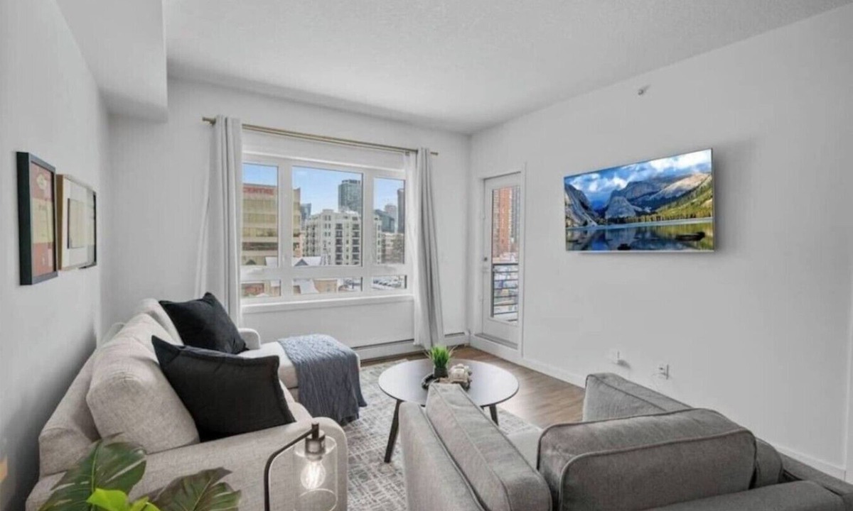 Southwest Calgary Apartment | "The Monopoly" UG Parking | Mins to Saddledome