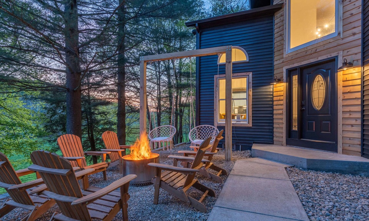 Rockbridge Cabin | The Moonstone – Fireside Swing Nights, Hot Tub Soaks & Forest Magic