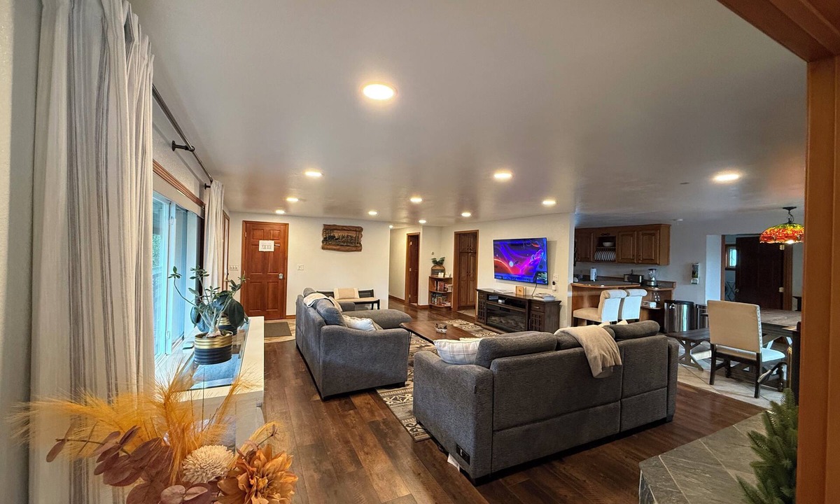 Huffman - O' Malley Cabin | The Moose Pad, Rustic Luxury, Spacious & serene, 4bed, Sleeps 12, Spa + hot tub