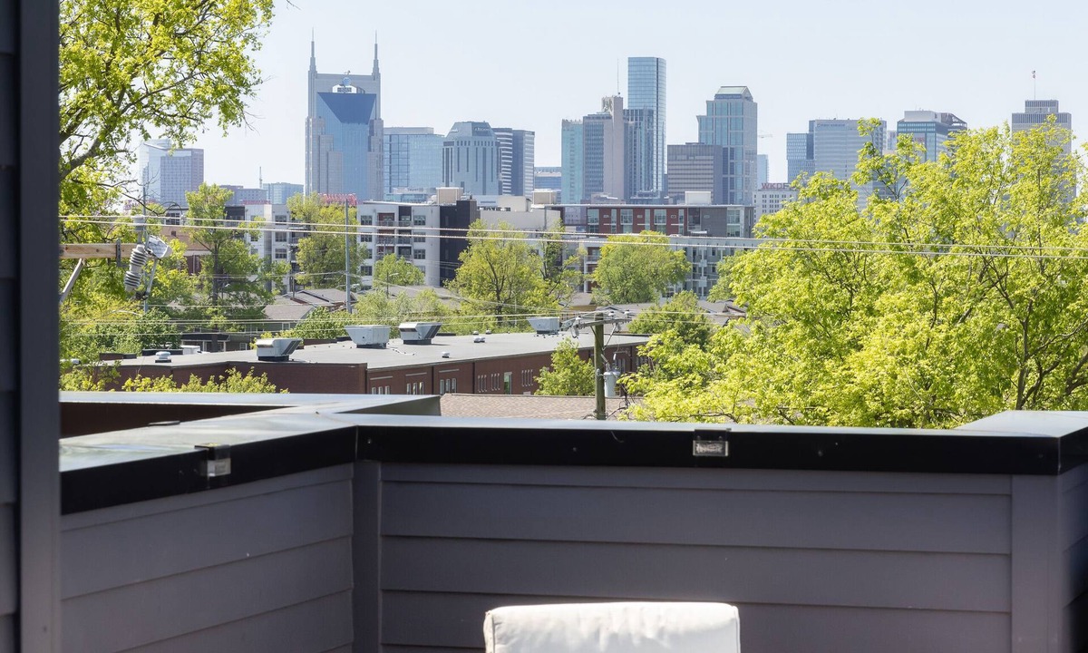 East Nashville House | The Nash Local Artist | 4bd Townhome| Skyline Views! 7 min -> DT!