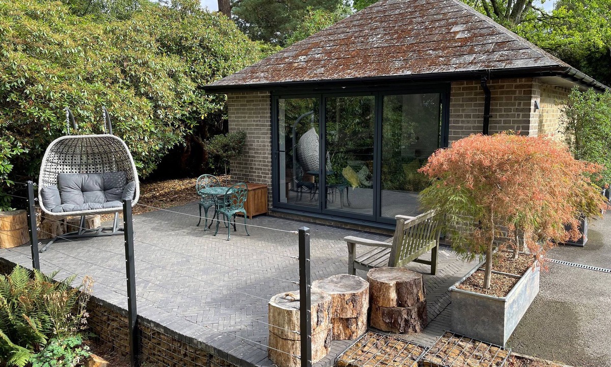 Westcott Cottage | THE OBSERVATORY ANNEXE, pet friendly, with a garden in Dorking