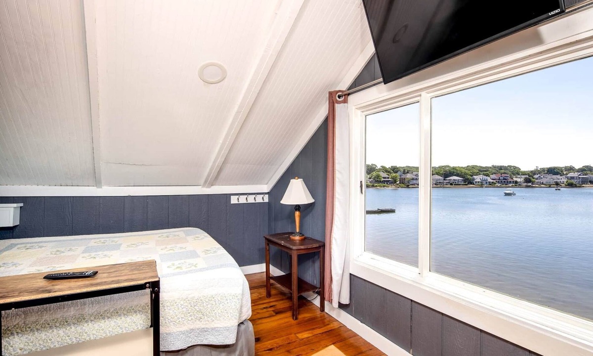 Onset House | "The Ocean View ROOM" IN "The Flamingo social House"