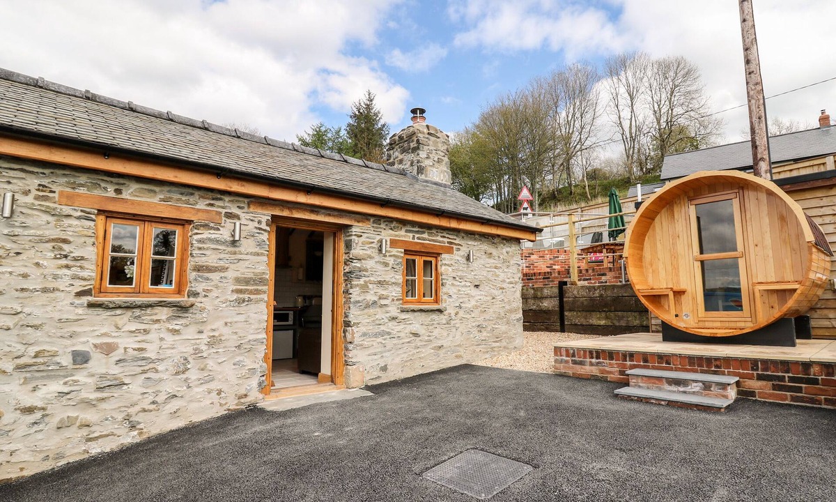 Tirabad Cottage | THE OLD COBBLERS SHOP, romantic, with hot tub in Llandrindod Wells