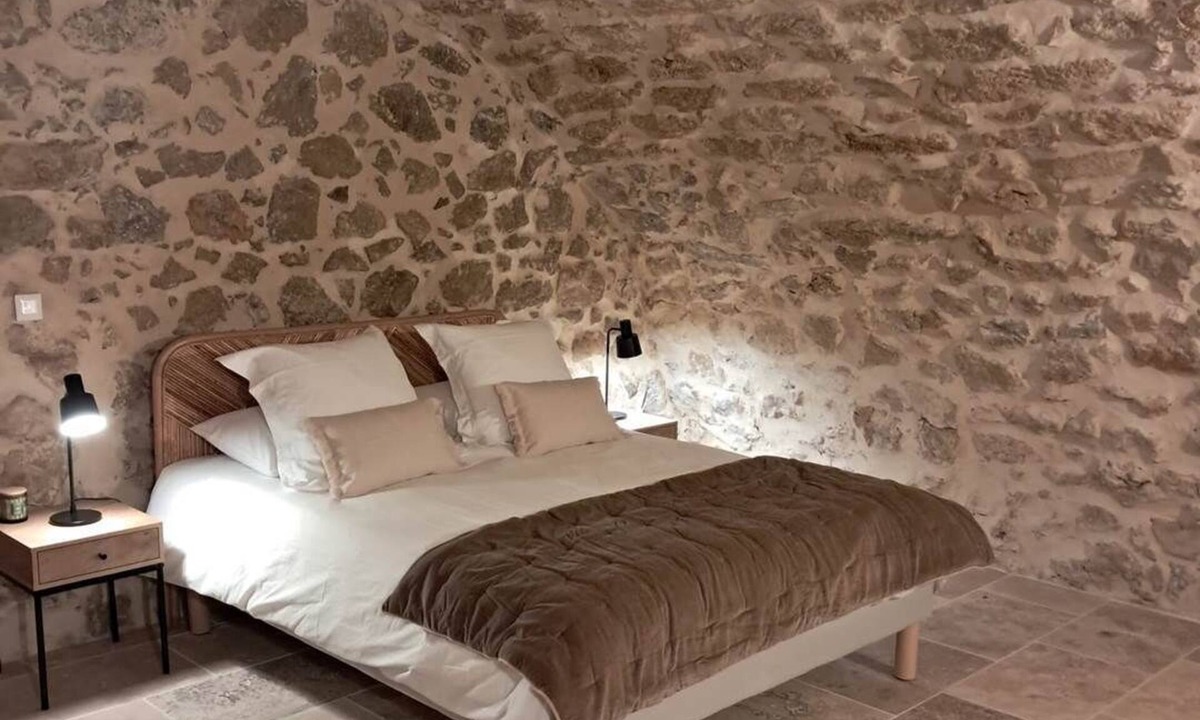 Jouques Apartment | “The Old Disco” Suite