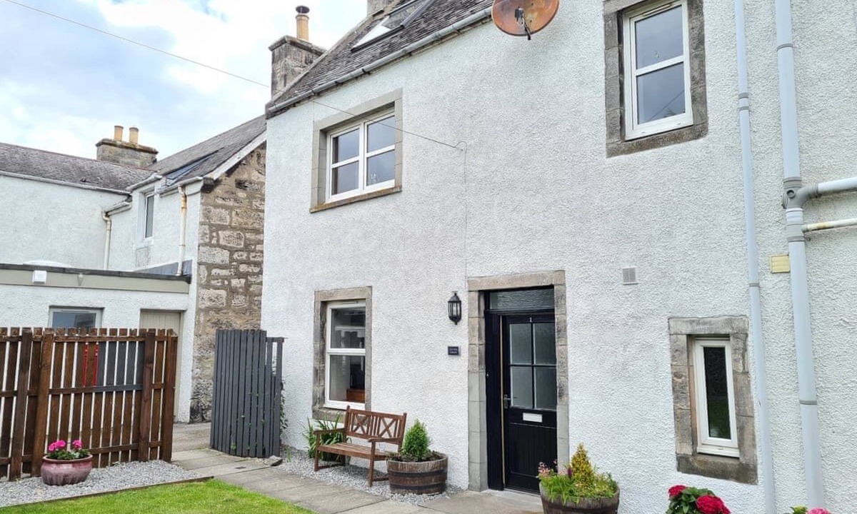 Brora Apartment | The Old Library is a stylishly decorated 3-bedroom property located in the heart of Brora. Combining comfort and contemporary style throughout, it offers a welcoming space that is perfect for relaxing, exploring, or simply enjoying time together.