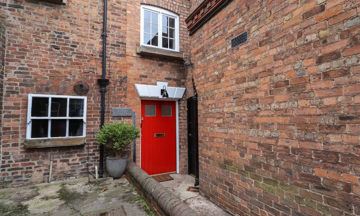 Hawarden Cottage | THE OLD SORTING OFFICE, pet friendly, with hot tub in Hawarden