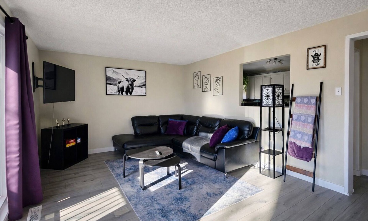 Inglewood House | The Onyx Suite - Close to Stampede