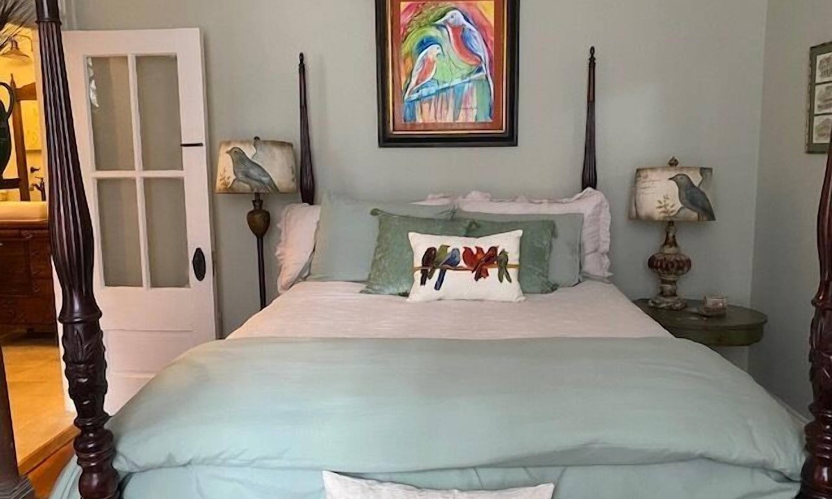 Laurel Bed & Breakfast | The Openshaw Suite, Jenny's Downtown Hideaway Bed and Breakfast-The Openshaw Suite