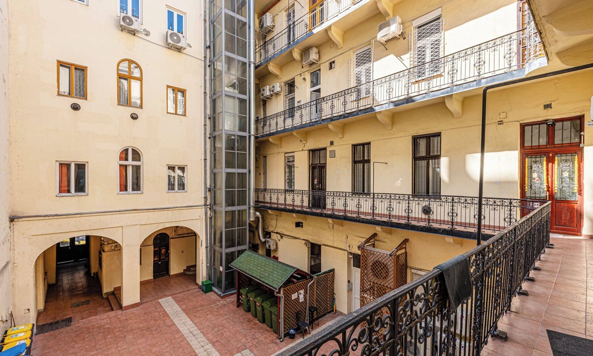 Nepszinhaz negyed Apartment | The Other Side - Spacious 3BR with Jacuzzi and Private Sauna