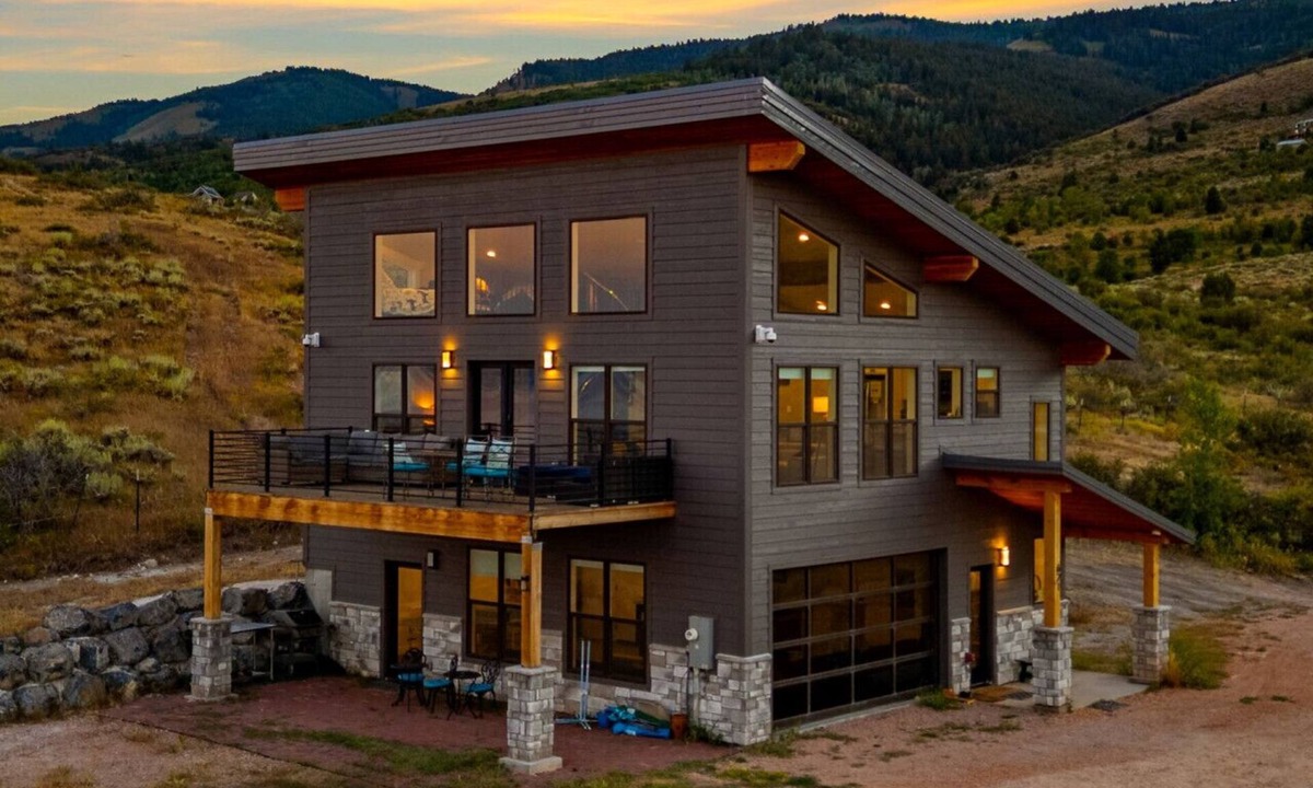 Fish Haven House | The Overlook | BBQ + Stunning Lake Views + Games