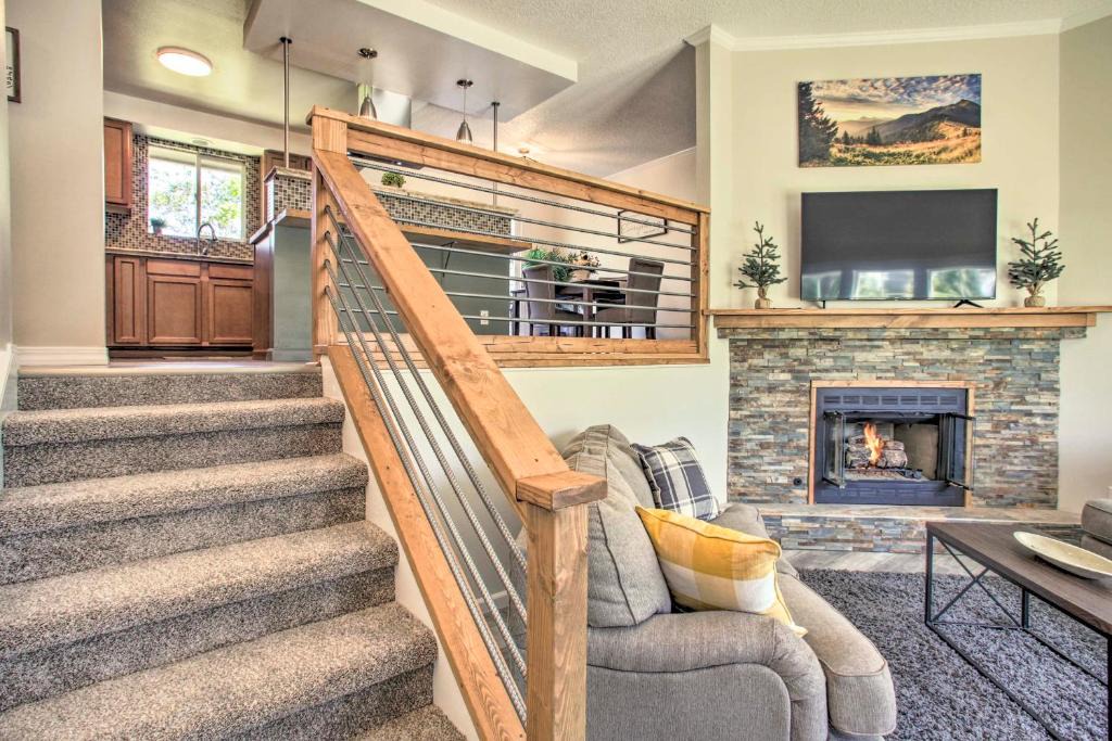 Nine Mile Falls Apartment | The Overlook Gem: Stunning Views & Serenity Awaits