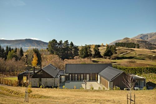Dalefield Villa | The Paddock by MajorDomo - Rural Home w Spa Pool