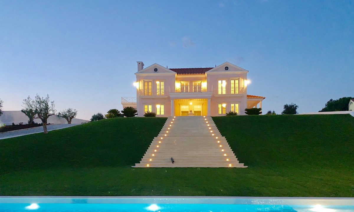 Santa Maria dos Olivais Villa | The Palace!