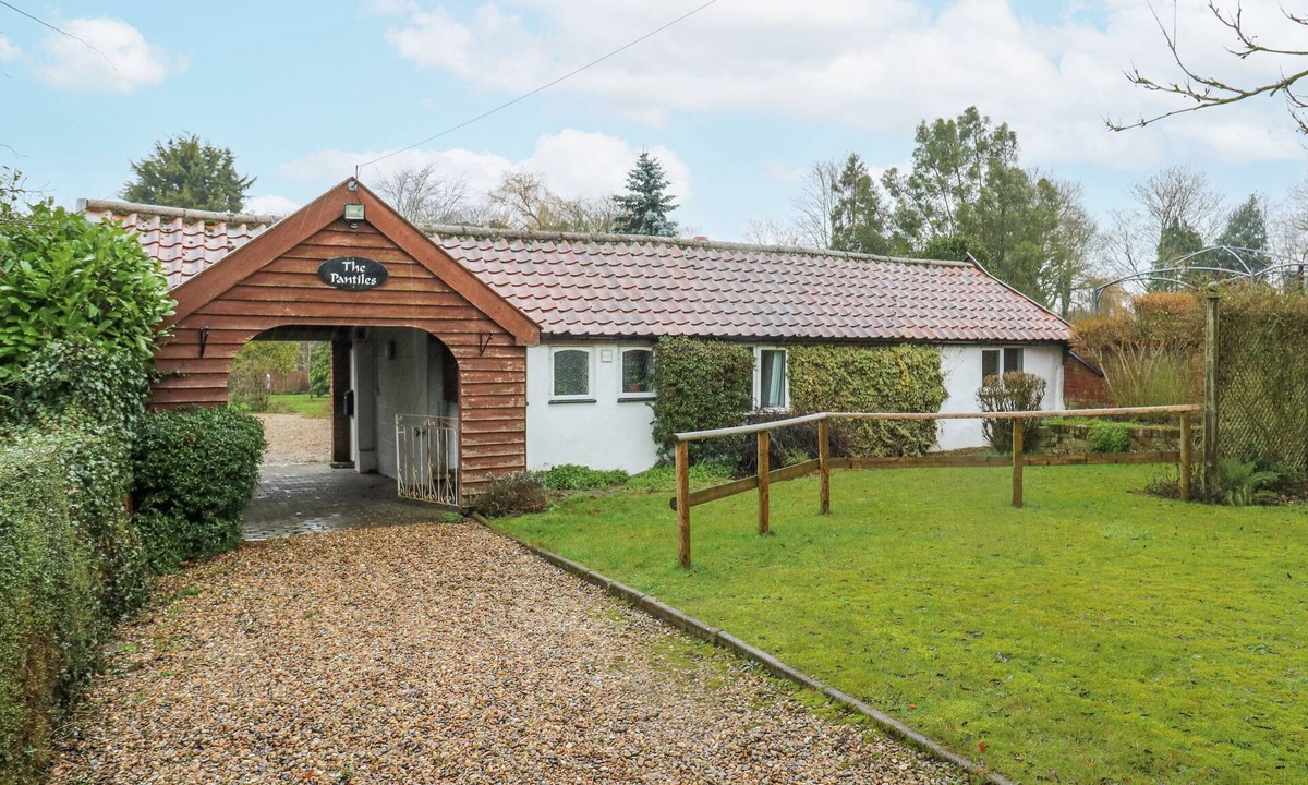Banham Cottage | THE PANTILES, pet friendly, with open fire in Banham