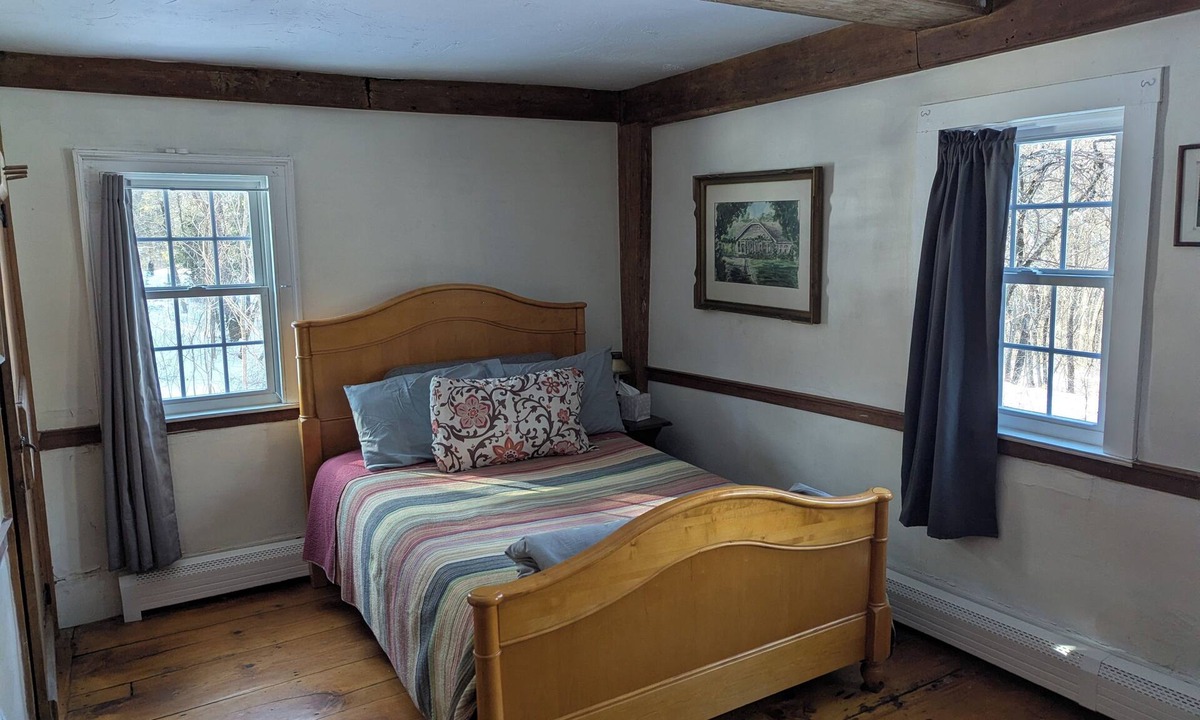 Pelham Apartment | The Parlour - private studio in a historic 1740 colonial house