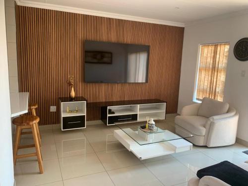 Mahikeng House | The Pebbles-UB
