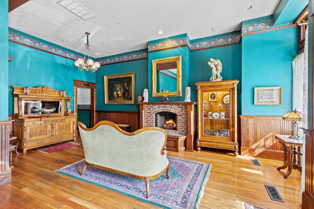 Historic Railroad District Hotel | The Peerless Hotel