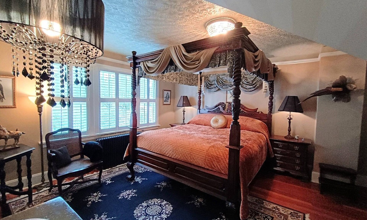 Altamont Bed & Breakfast | The Peregrine - Celebrating Wildlife Conservation