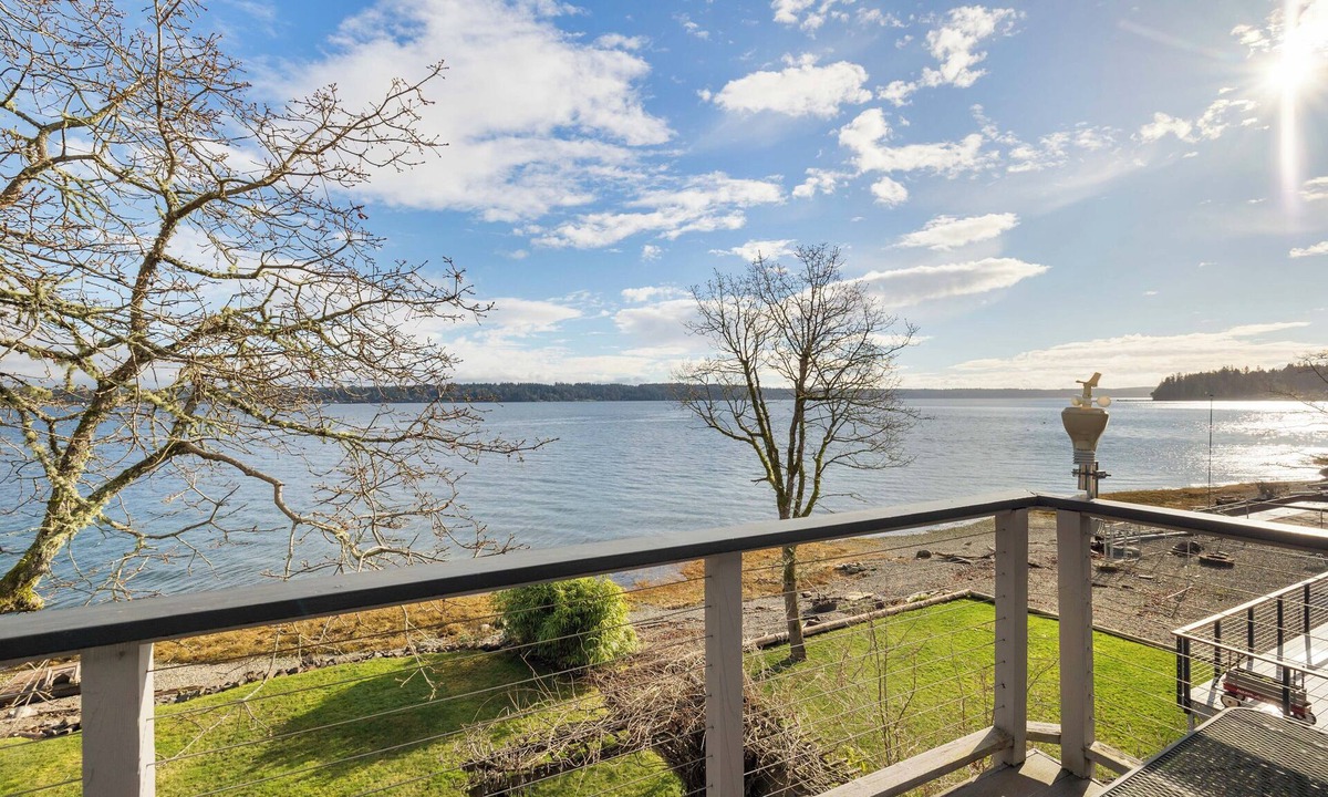 Allyn-Grapeview House | The perfect location for a peaceful getaway on Case Inlet in Puget Sound