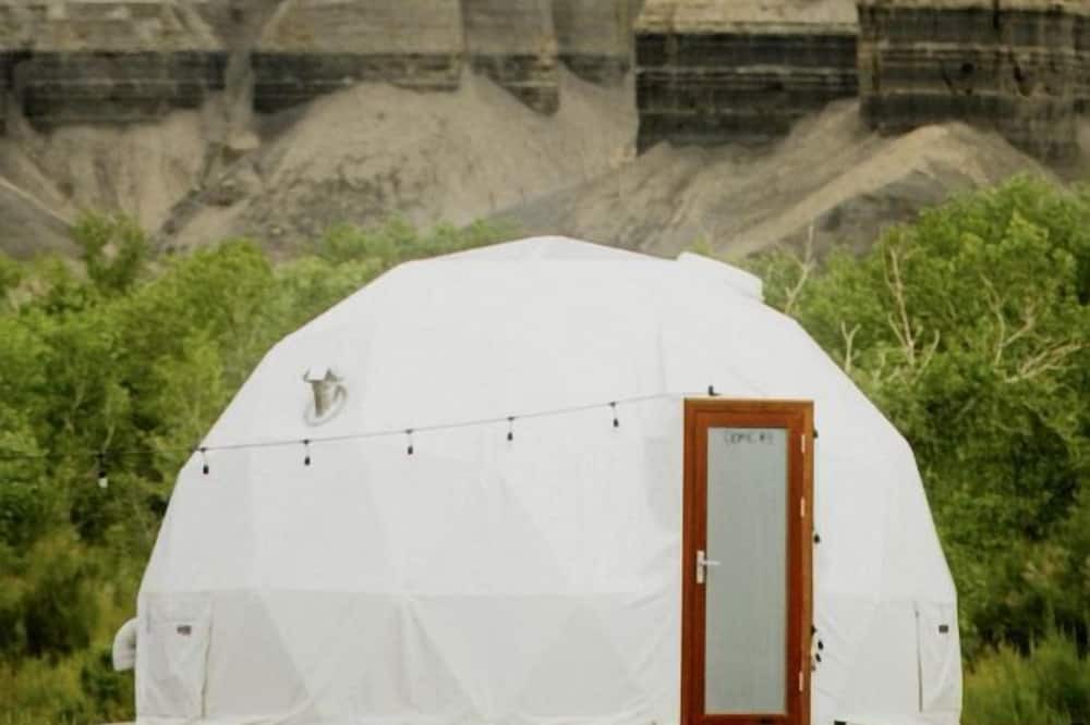 Torrey Cabin | The Perfect Romantic Retreat Spot: Gorgeous Dome near Capitol Reef National Park, Utah