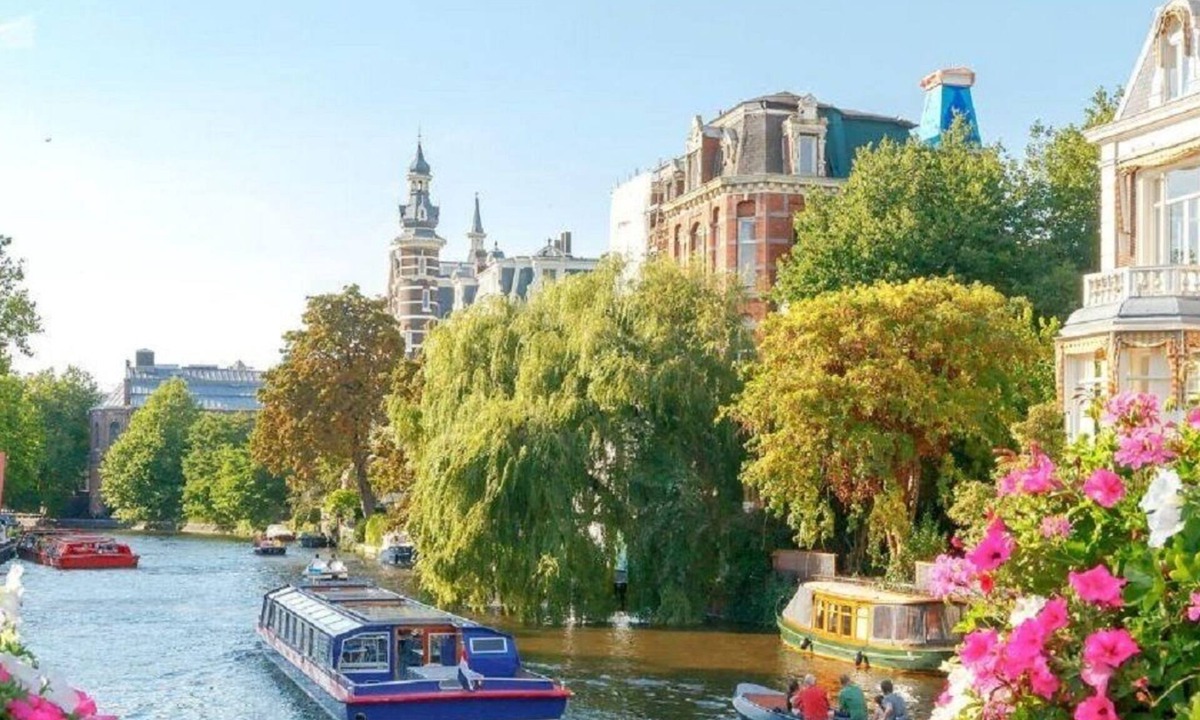 Amsterdam City Centre Apartment | THE PERFECT STUDIO IN A CANAL HOUSE IN THE HEART OF OLD AMSTERDAM