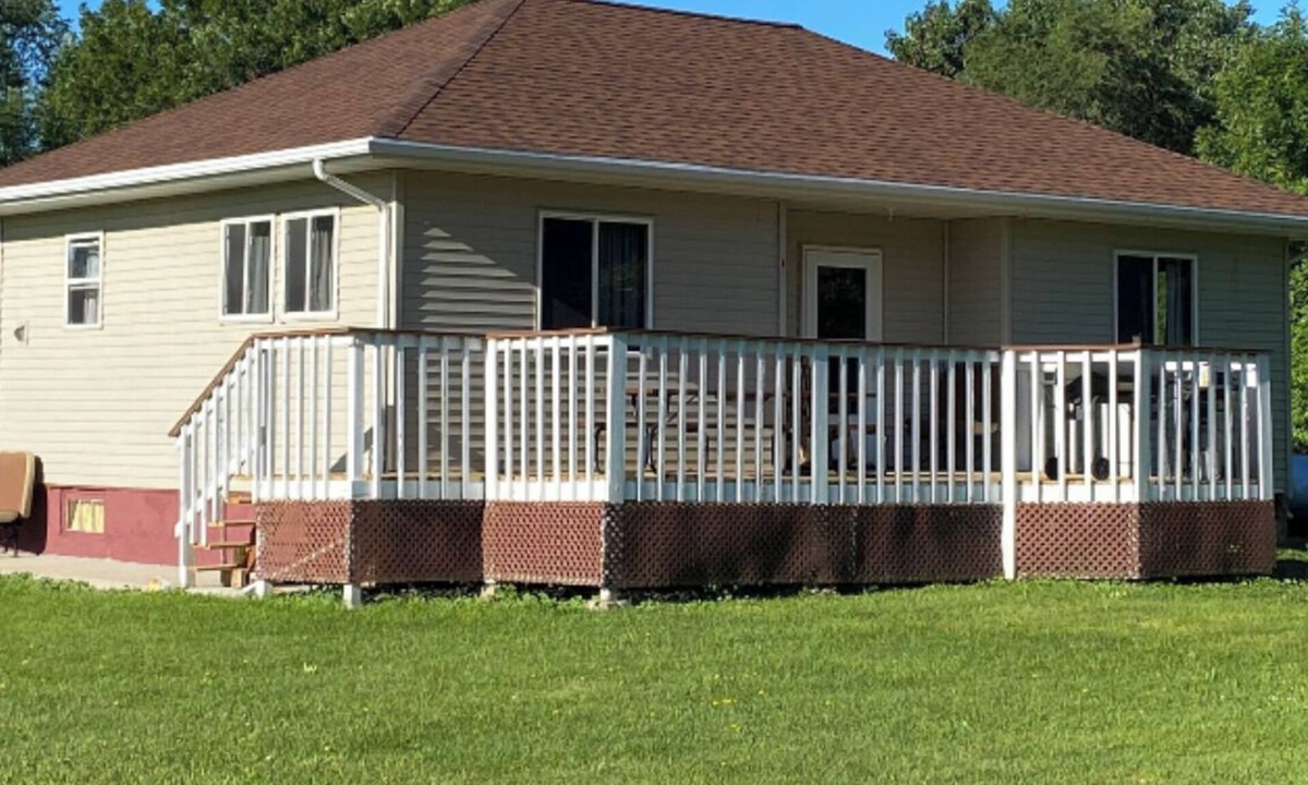 Ree Heights House | The Pheasant House, 5-bedroom quaint house in quiet town of Ree Heights
