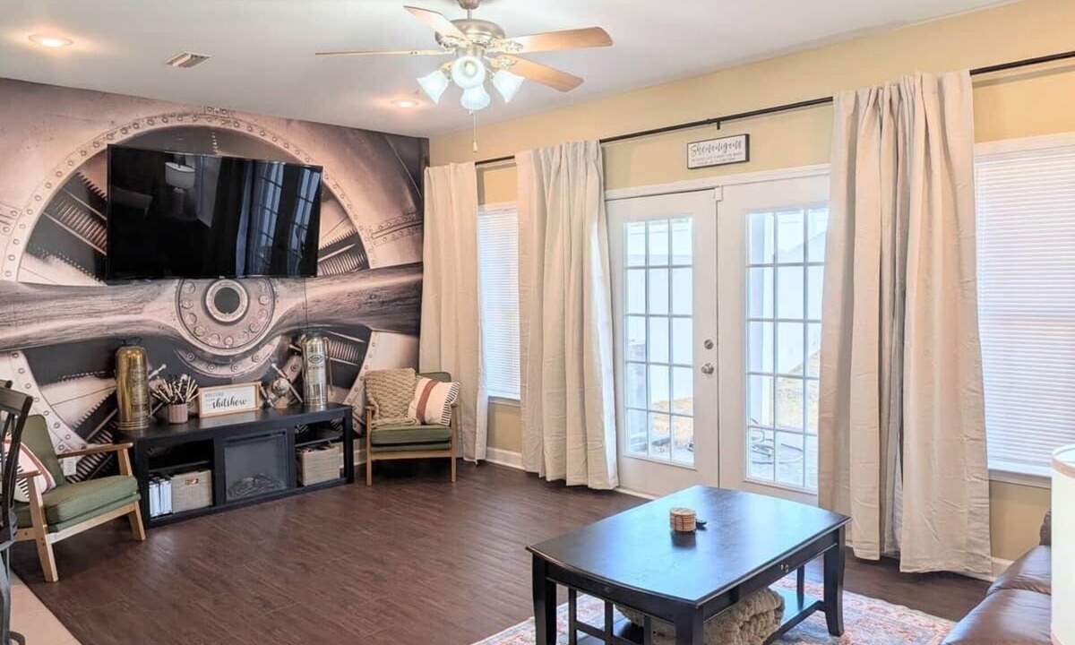 Enterprise House | The Pilot's Parlor 2BR/2.5 Bath townhouse 7 min to base