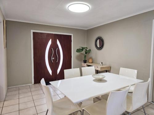 Brendale Villa | The Pine Rest - Spacious & Central Haven