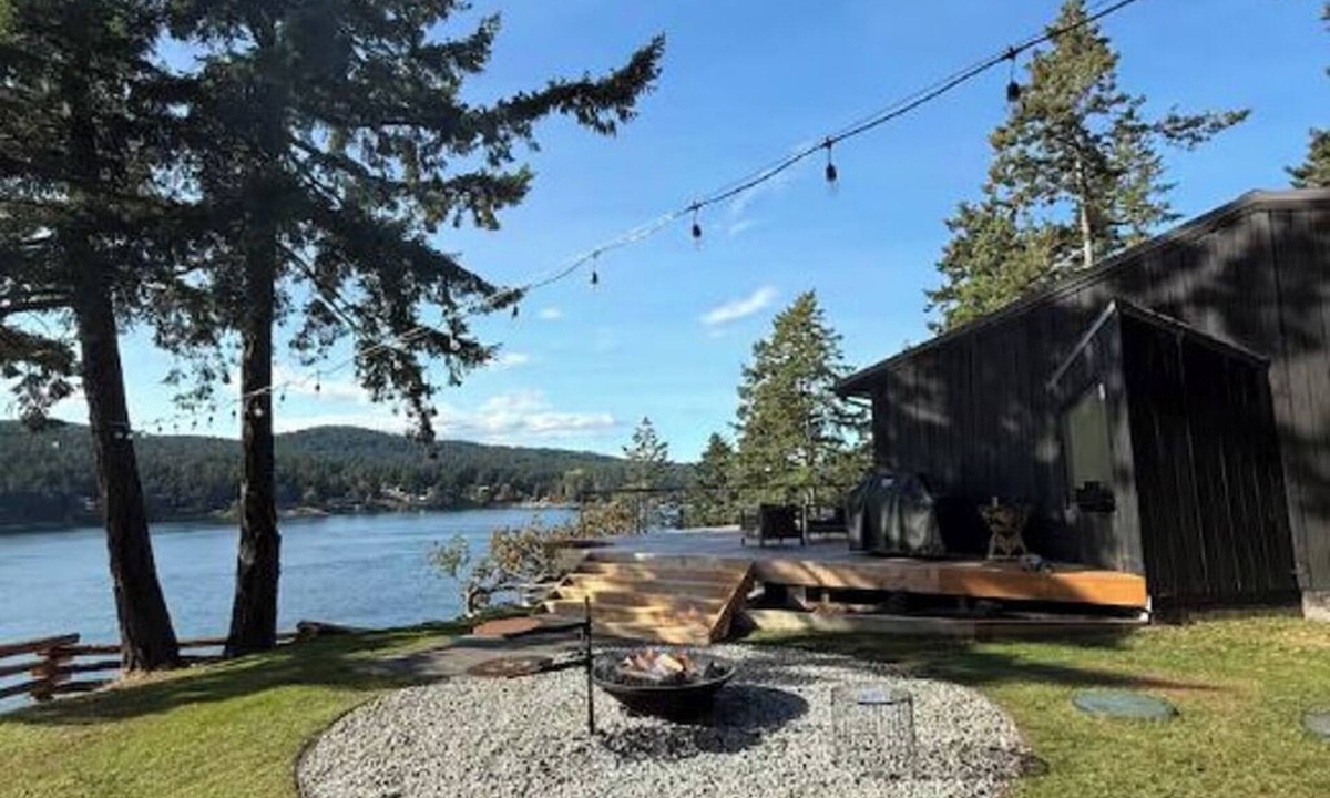 Mayne Island Cabin | The point!