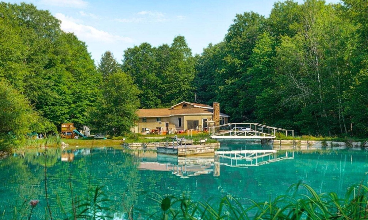 Fife Lake House | 🌊 The Pondhouse | Private Pond Hot Tub Nature Escape ➠ 13045