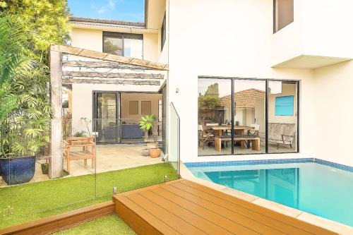 Kingsley House | The Poolside Getaway