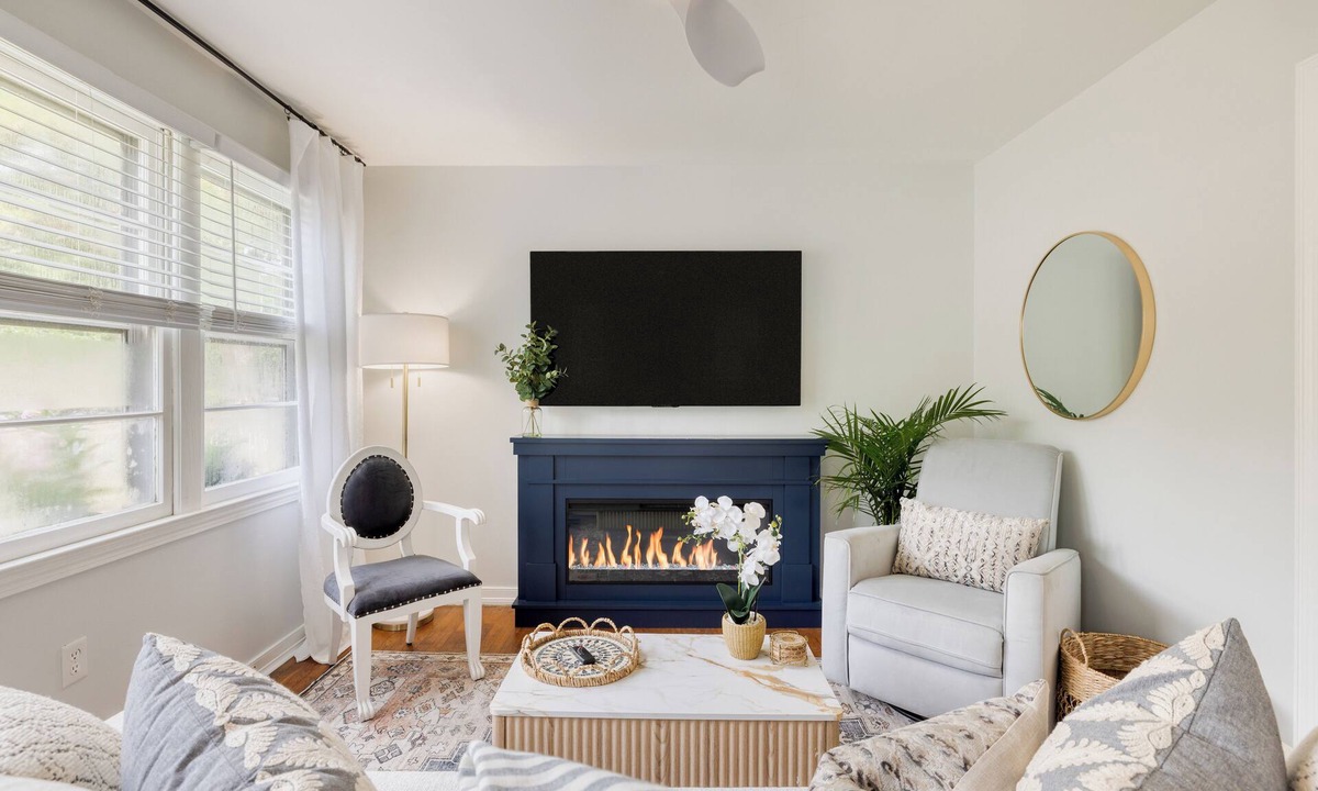 Old Village House | The Powder Cottage by AvantStay | Heart of Old Mt. Pleasant Near Sullivan’s