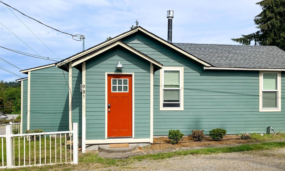 Retsil House | The Quacker Jack | Cozy house in Port Orchard with Gas Fireplace - dog-friendly