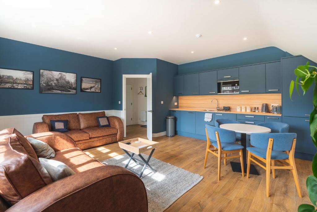 Leatherhead Apartment | The Queen Stage