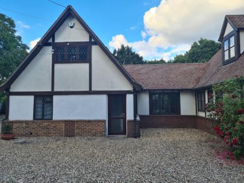 Padworth Apartment | The Reading three bedroom apartment with gardens, suitable for contractors