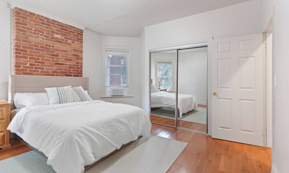 Hartford Apartment | The Red Door Retreat - Walking Distance to Downtown Hartford